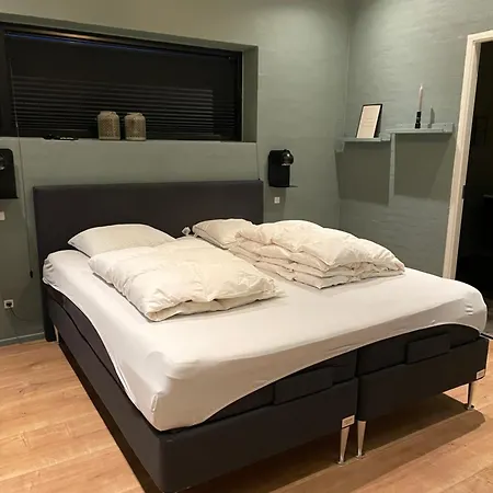 Moderne Bynaert Hus * הולסטברו